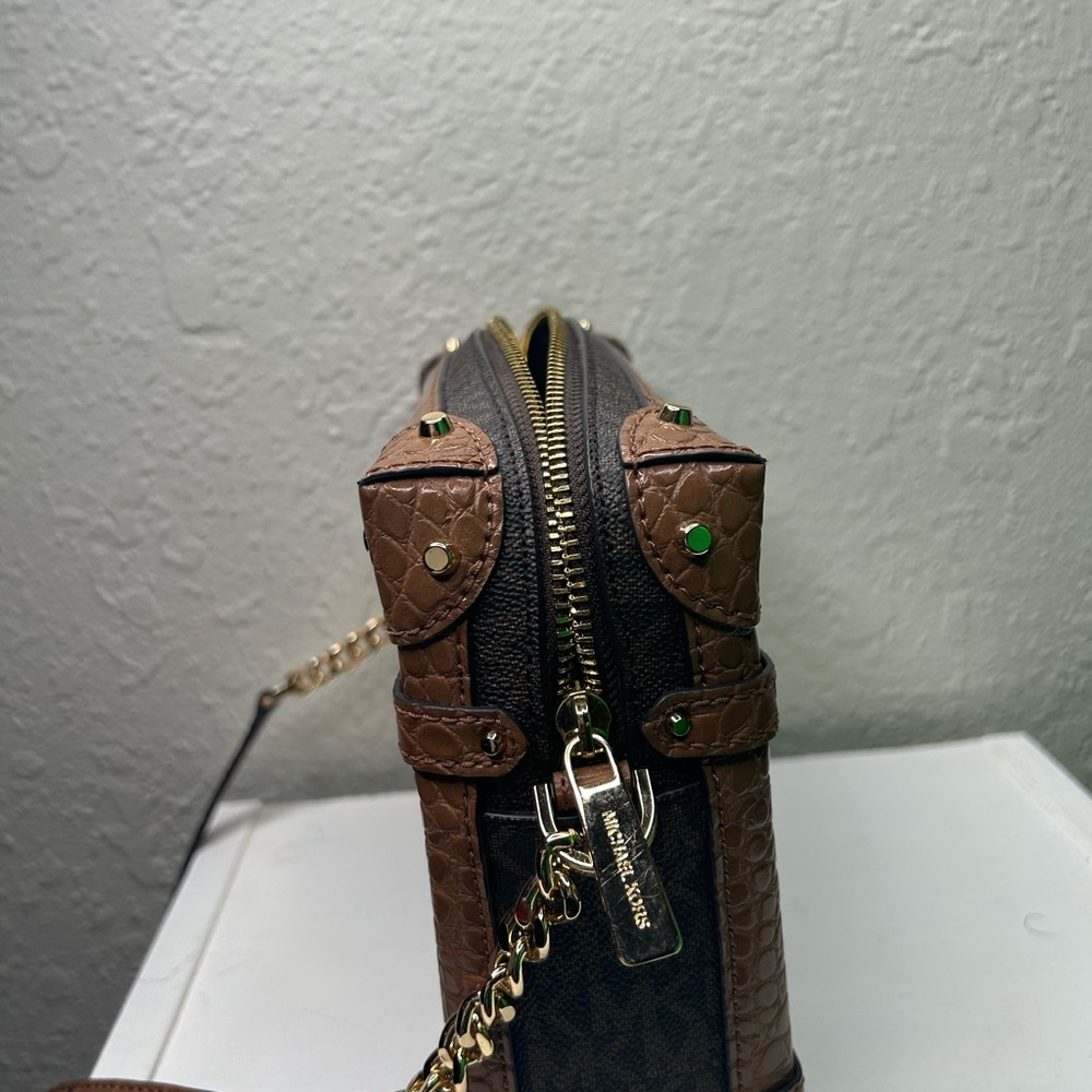 Michael Kors crossbody with gold hardware - Picture 3 of 4